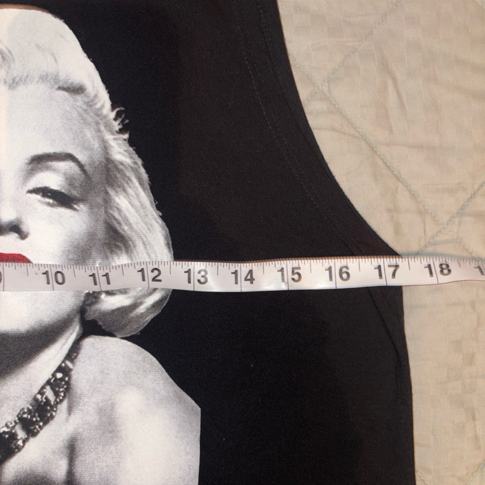 Marilyn Monroe collection
￼ size large
￼ cut off black tank top
￼ mint condition - Picture 10 of 13